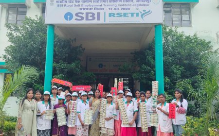ग्रामीण स्व रोजगार प्रशिक्षण में स्व-सहायता समूह की दीदियों को दिया गया राखी बनाने का प्रशिक्षण