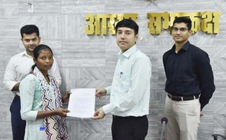 बस्तर की बेटियाँ उड़ेंगी सफलता की नई उड़ान,बेंगलुरु की फॉक्सकॉन कंपनी में 12 युवतियों का चयन, कलेक्टर ने सौंपे नियुक्ति पत्र