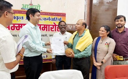 सेवानिवृत्त 25 शासकीय सेवकों को दी गई भावभीनी विदाई, कलेक्टर आकाश छिकारा ने सौंपा पेंशन भुगतान आदेश