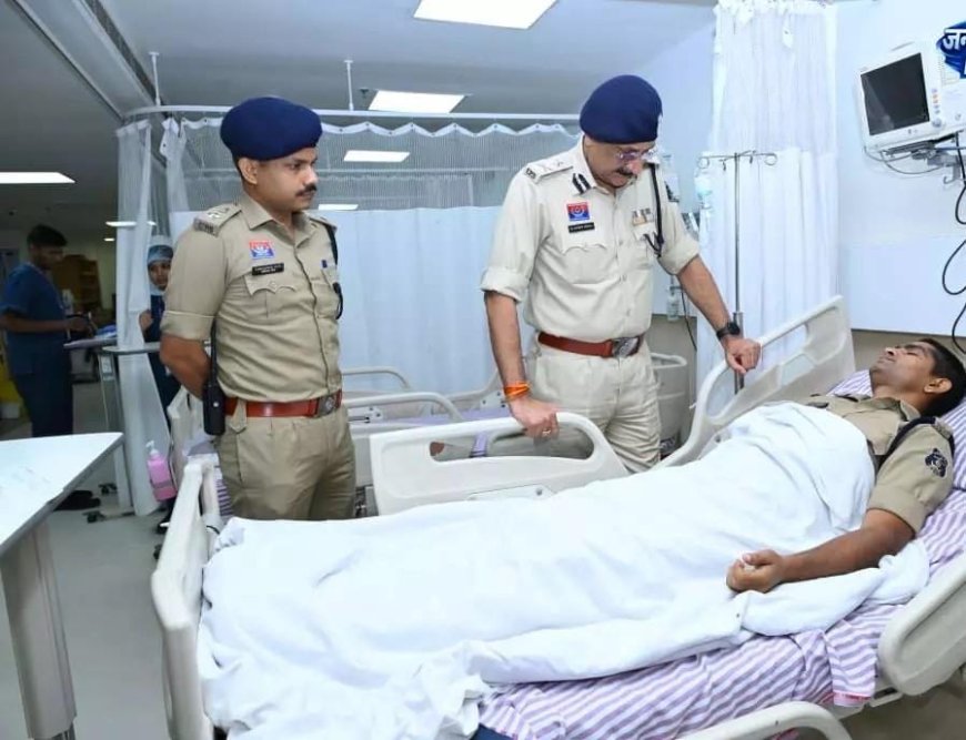 छत्तीसगढ़ पुलिस कमिश्नर संजीव शुक्ला ने अस्पताल पहुंचकर घायल पुलिस जवानों का जाना हाल