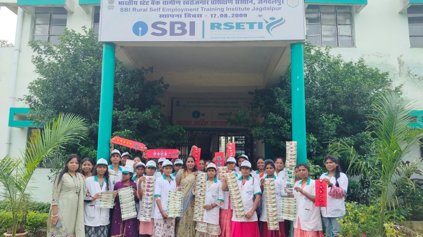 ग्रामीण स्व रोजगार प्रशिक्षण में स्व-सहायता समूह की दीदियों को दिया गया राखी बनाने का प्रशिक्षण