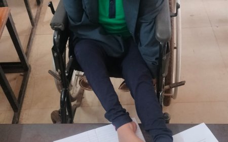 हौसले की उड़ान-हाथों से दिव्यांग राखी ने पैरों से लिखकर 10वीं में हासिल किए 73.6 प्रतिशत अंक