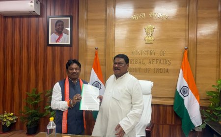केंद्रीय जनजातीय कार्य मंत्री जुएल ओराम से मिले बस्तर सांसद महेश कश्यप,बस्तर के जनजातीय विकास हेतु सौंपा पत्र