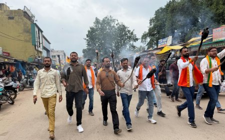 राष्ट्रगीत अपमान के विरोध में, जगदलपुर में भाजपा युवा मोर्चा उतरी सड़क पर किया विरोध– निकाला मशाल जुलूस