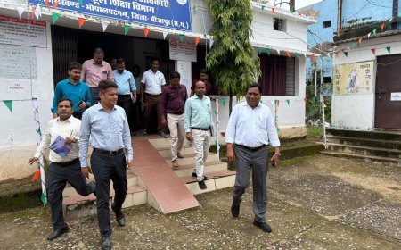 बस्तर के दूरस्थ क्षेत्र भोपालपट्टनम पहुंचे कमिश्नर डोमन सिंह, विभिन्न दफ्तरों में कार्यालयीन व्यवस्थाओं का लिया जायजा