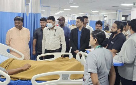 सड़क हादसे में घायल जवानों से मिले वन मंत्री केदार कश्यप, अस्पताल पहुंचकर जाना हाल और दिए बेहतर इलाज के निर्देश