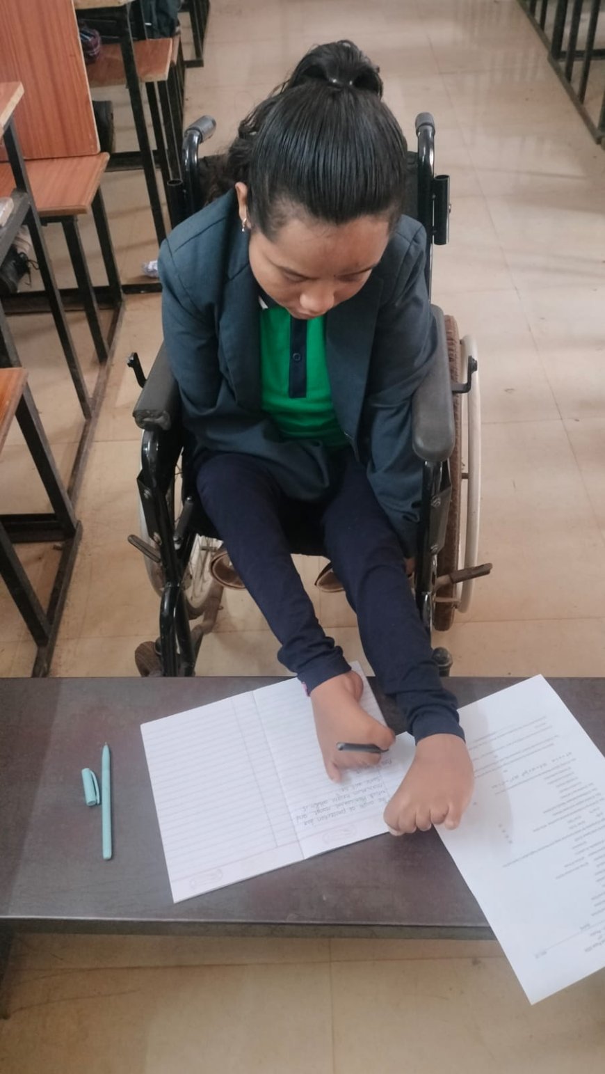 हौसले की उड़ान-हाथों से दिव्यांग राखी ने पैरों से लिखकर 10वीं में हासिल किए 73.6 प्रतिशत अंक