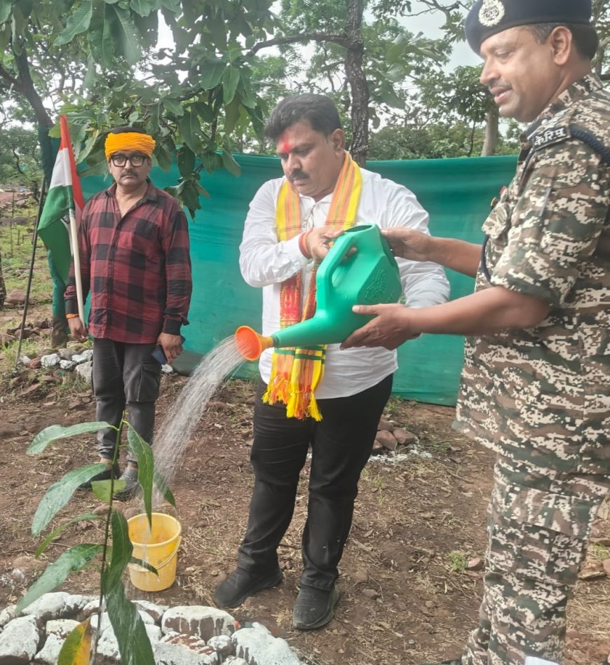 कर्रेगुट्टा पर पहुंची बस्तर तिरंगा यात्रा, उप मुख्यमंत्री विजय शर्मा ने फहराया तिरंगा