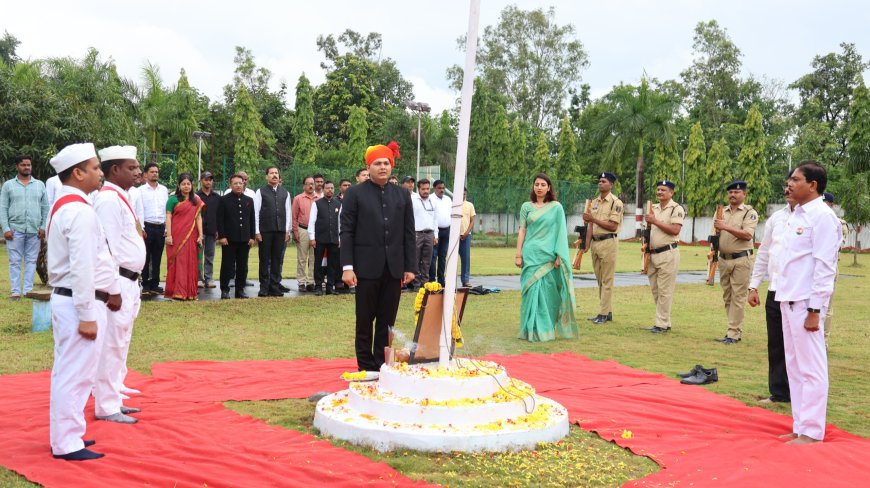 80 वें स्वतंत्रता दिवस के अवसर पर कलेक्टर निवास में बीजापुर कलेक्टर विश्वदीप ने किया ध्वजारोहण