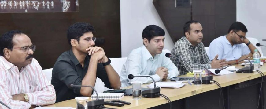कलेक्टर श्री आकाश छिकारा ने ली समय-सीमा बैठक, योजनाओं के कारगर क्रियान्वयन के दिए निर्देश