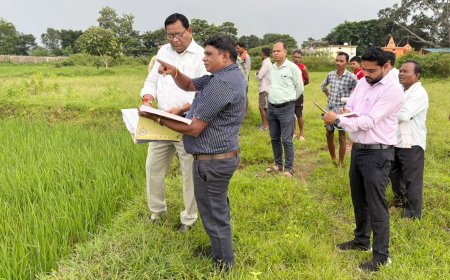 कमिश्नर डोमन सिंह ने खुटपदर एवं मारकेल में लिया डिजिटल क्रॉप सर्वे का जायजा