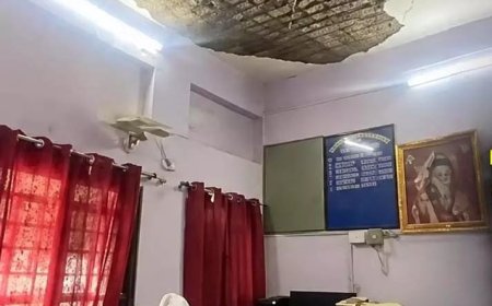 तहसीलदार की कुर्सी पर गिरी छत, बड़ा हादसा टला