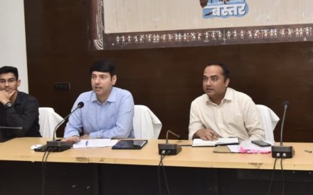 कलेक्टोरेट में जिला स्तरीय अधिकारियों की मौजूदगी में हुई समीक्षा बैठक, खंड स्तरीय अधिकारी वीसी से जुड़े