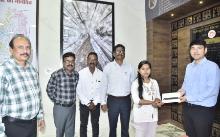 ज्ञानगुड़ी की छात्रा कृष्णा सेन का एमबीबीएस में चयन , कलेक्टर आकाश छिकारा ने भेंट किया टैबलेट