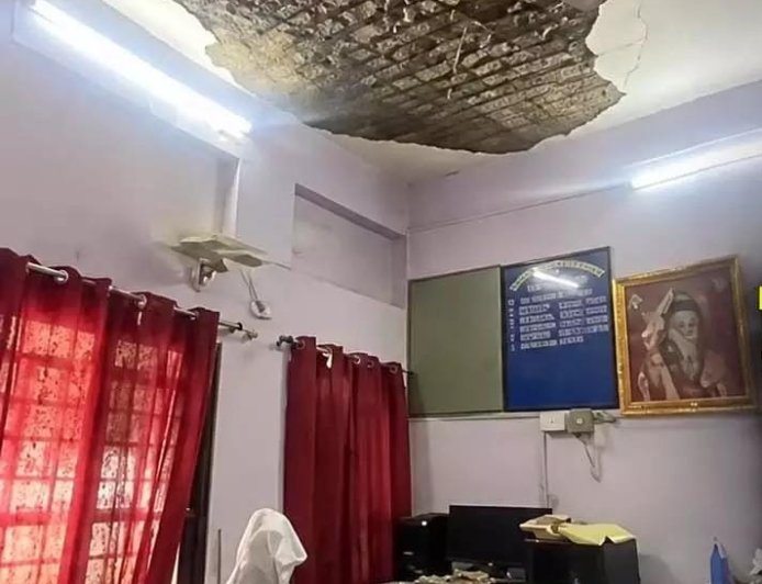 तहसीलदार की कुर्सी पर गिरी छत, बड़ा हादसा टला