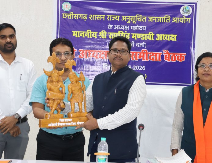 अनुसूचित जनजाति आयोग के अध्यक्ष ने की विभागीय समीक्षा, शिक्षा, कृषि और ग्रामीण सुविधाओं की ली जानकारी