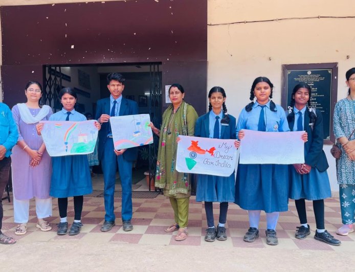सेवा संकल्प अभियान के तहत मांदर ग्राम के स्कूल में बच्चों ने कला से सजाया 'विकसित भारत 2047'