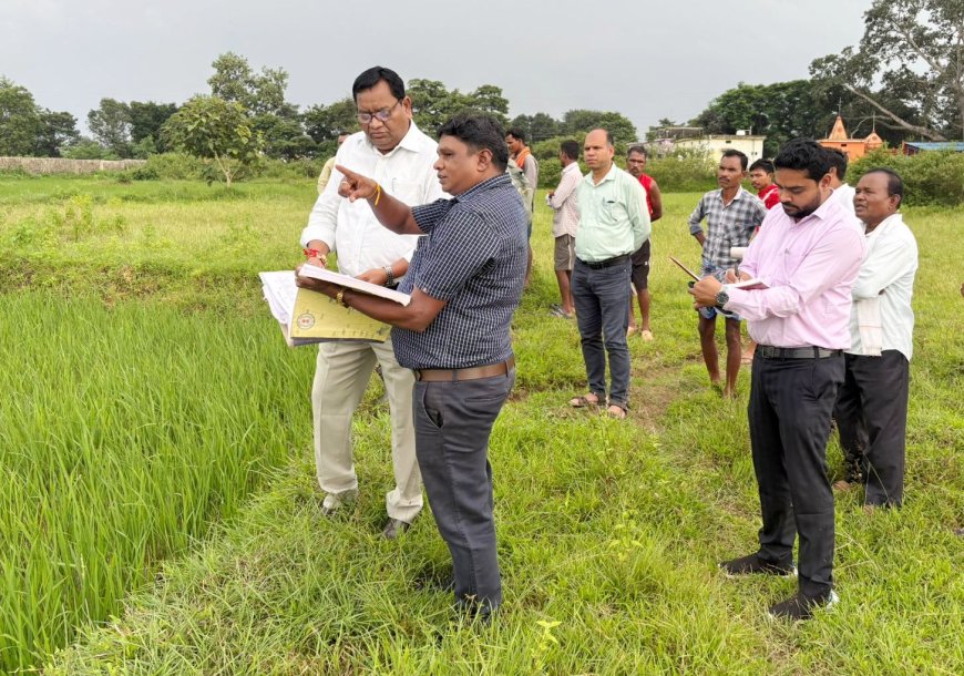 कमिश्नर डोमन सिंह ने खुटपदर एवं मारकेल में लिया डिजिटल क्रॉप सर्वे का जायजा