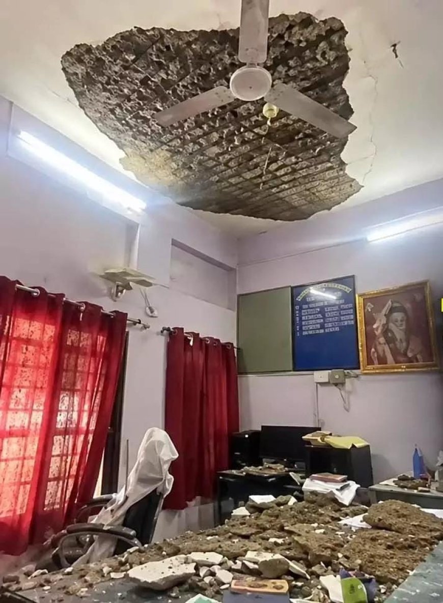तहसीलदार की कुर्सी पर गिरी छत, बड़ा हादसा टला