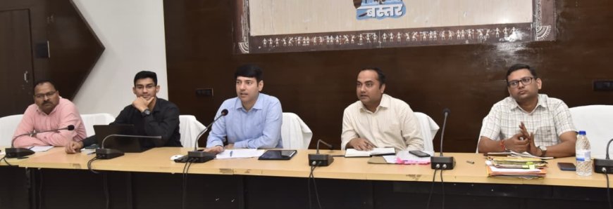 कलेक्टोरेट में जिला स्तरीय अधिकारियों की मौजूदगी में हुई समीक्षा बैठक, खंड स्तरीय अधिकारी वीसी से जुड़े