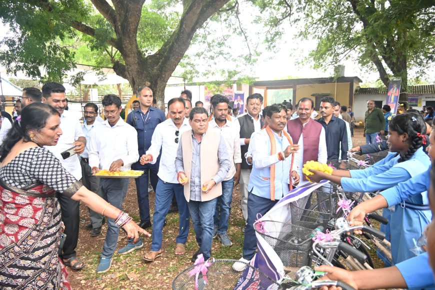 लोहण्डीगुड़ा ब्लाक में 433 छात्राओं को मिली सायकल, सांसद महेश कश्यप एवं विधायक विनायक गोयल ने किया वितरण