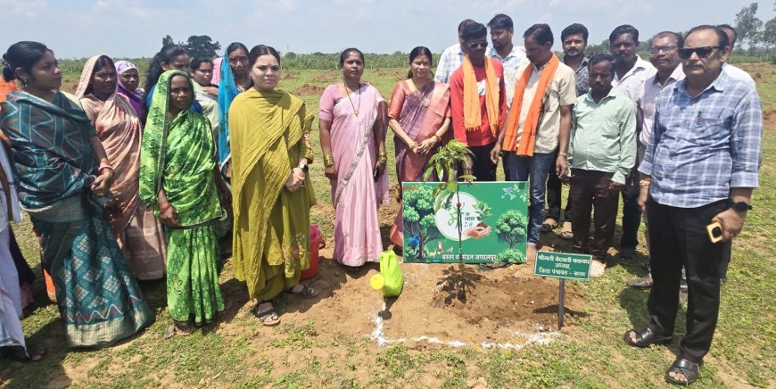 ग्राम बड़े अलनार में रोपे गए 300 पौधे, जनप्रतिनिधियों ने लिया पर्यावरण संरक्षण का संकल्प